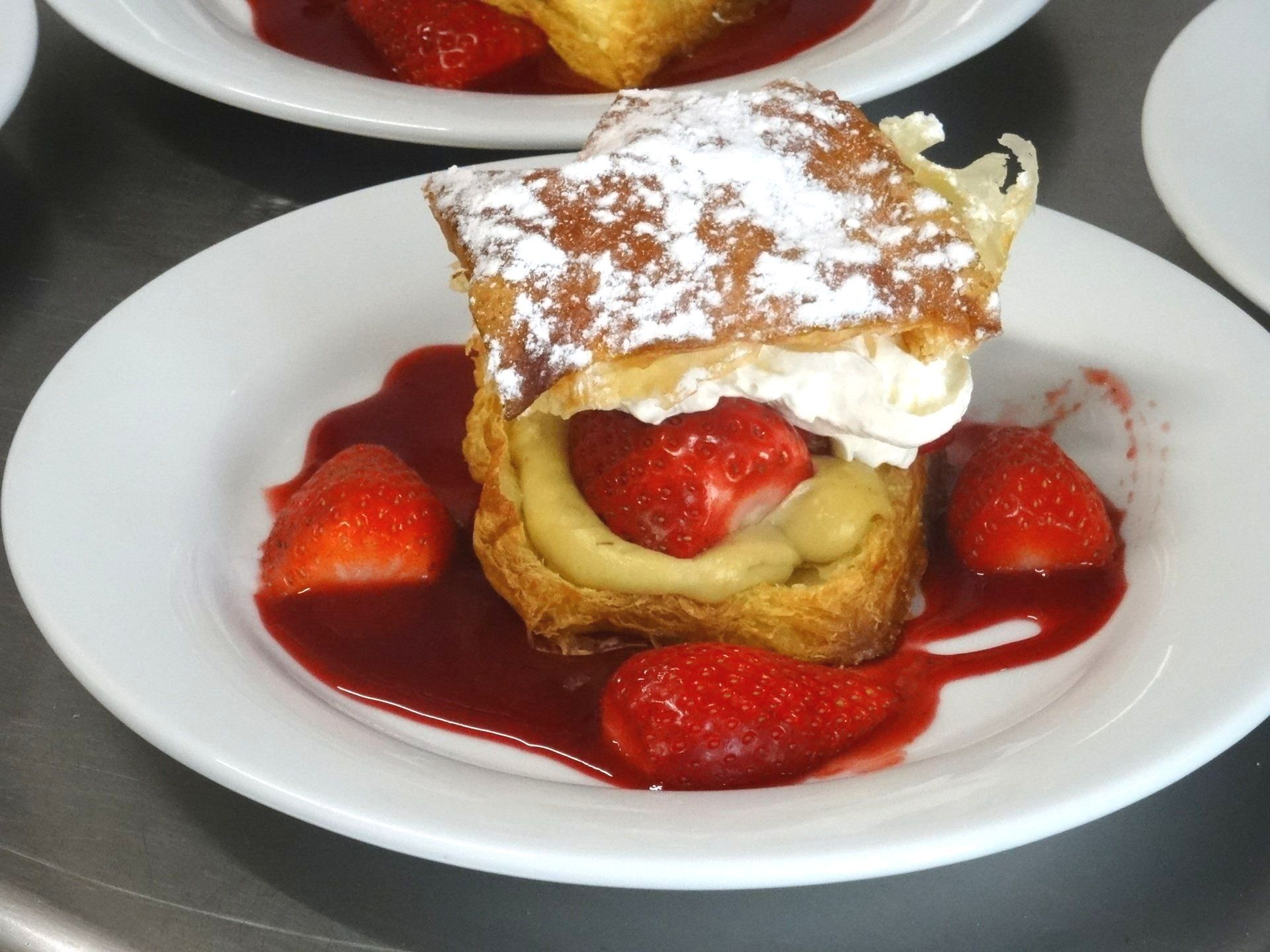 Un feuilleté aux fraises avec du sucre en poudre