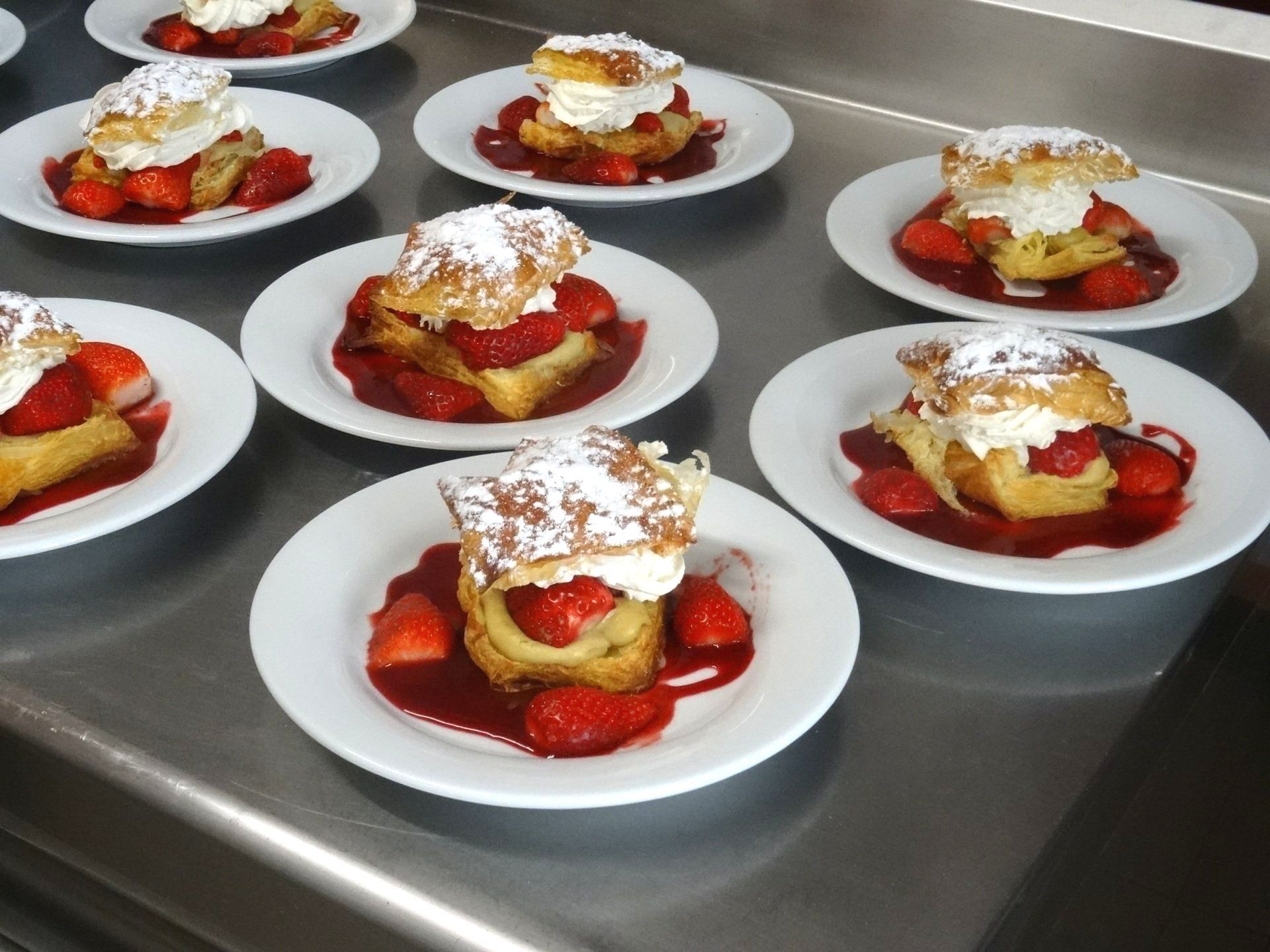 Plusieurs assiettes avec des desserts aux fraises