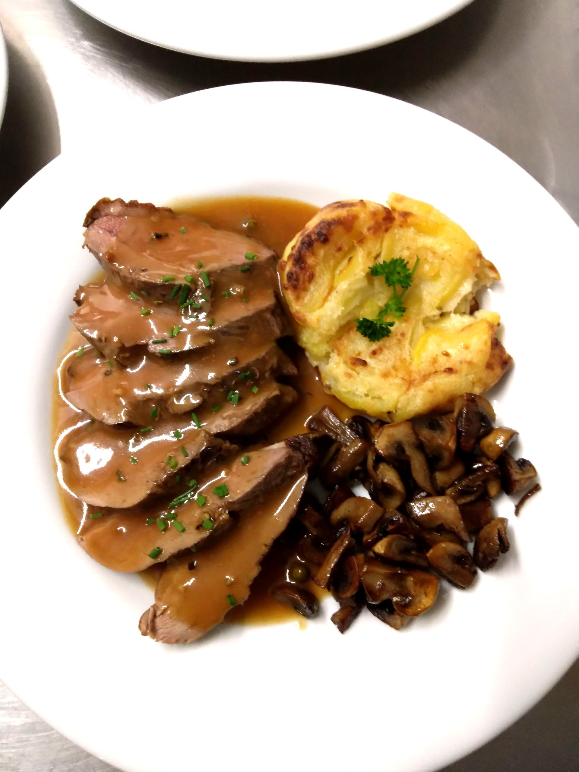 Un plat avec du rôti de bœuf