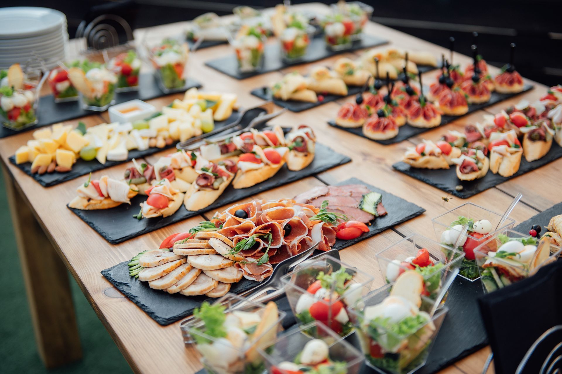Des assiettes avec un buffet froid