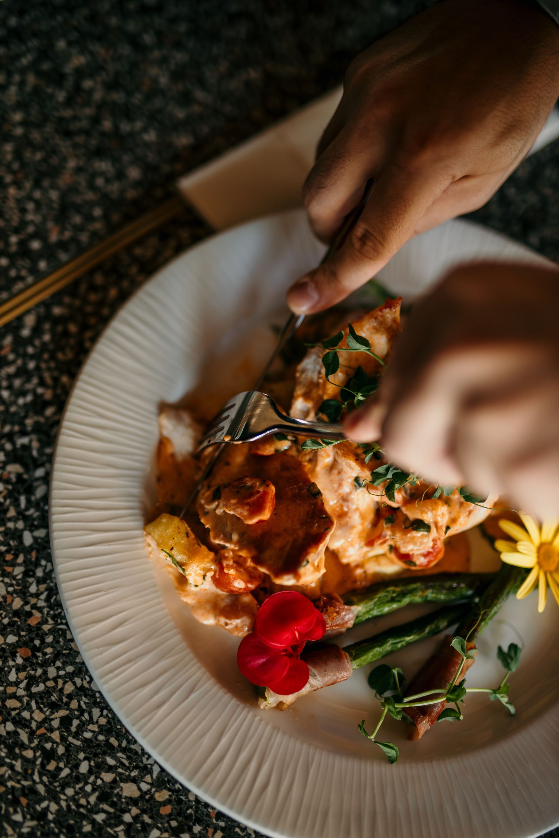 Un plat au poulet avec quelqu'un qui coupe la viande