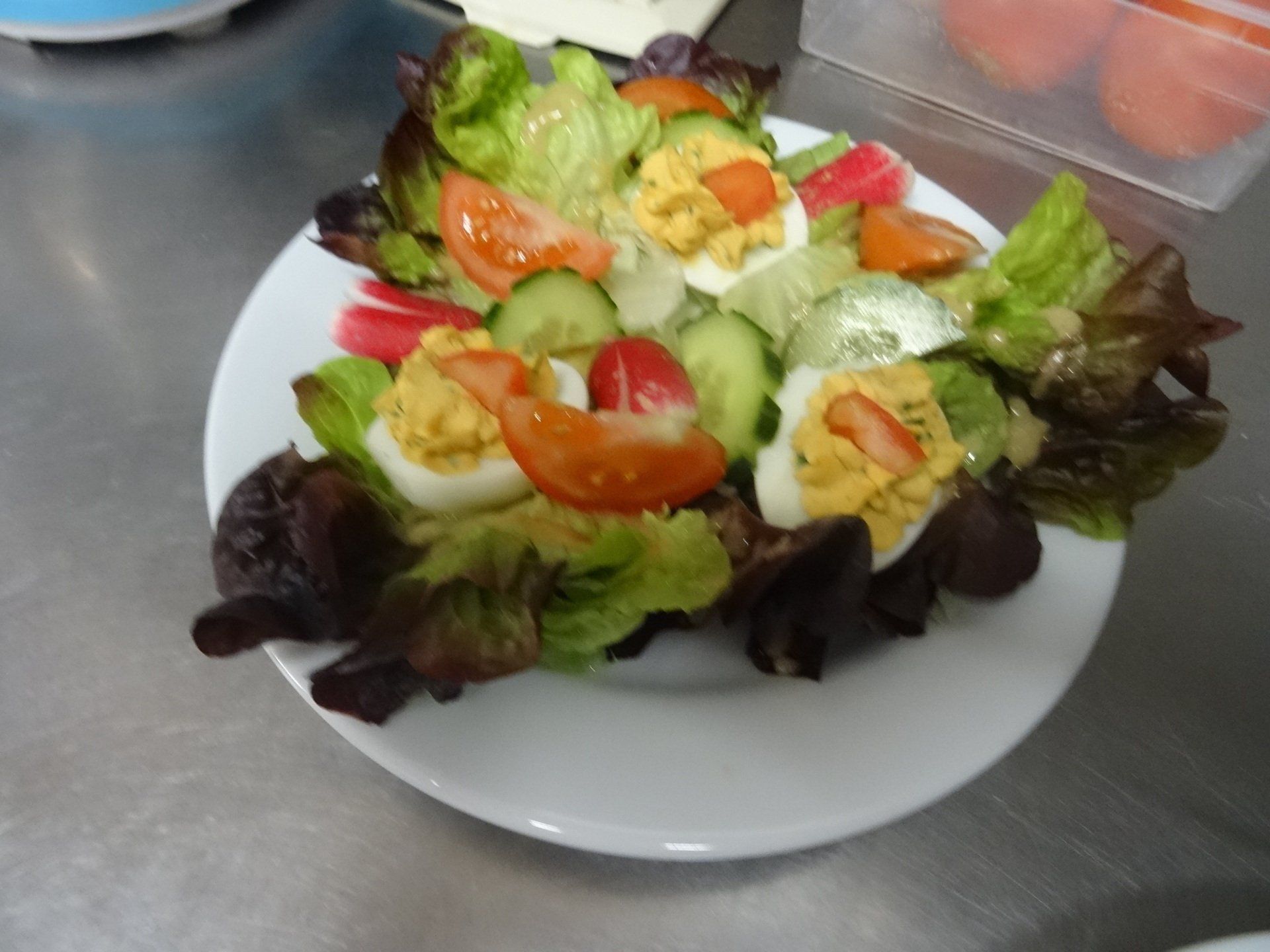 Une salade avec des œufs et de la tomate
