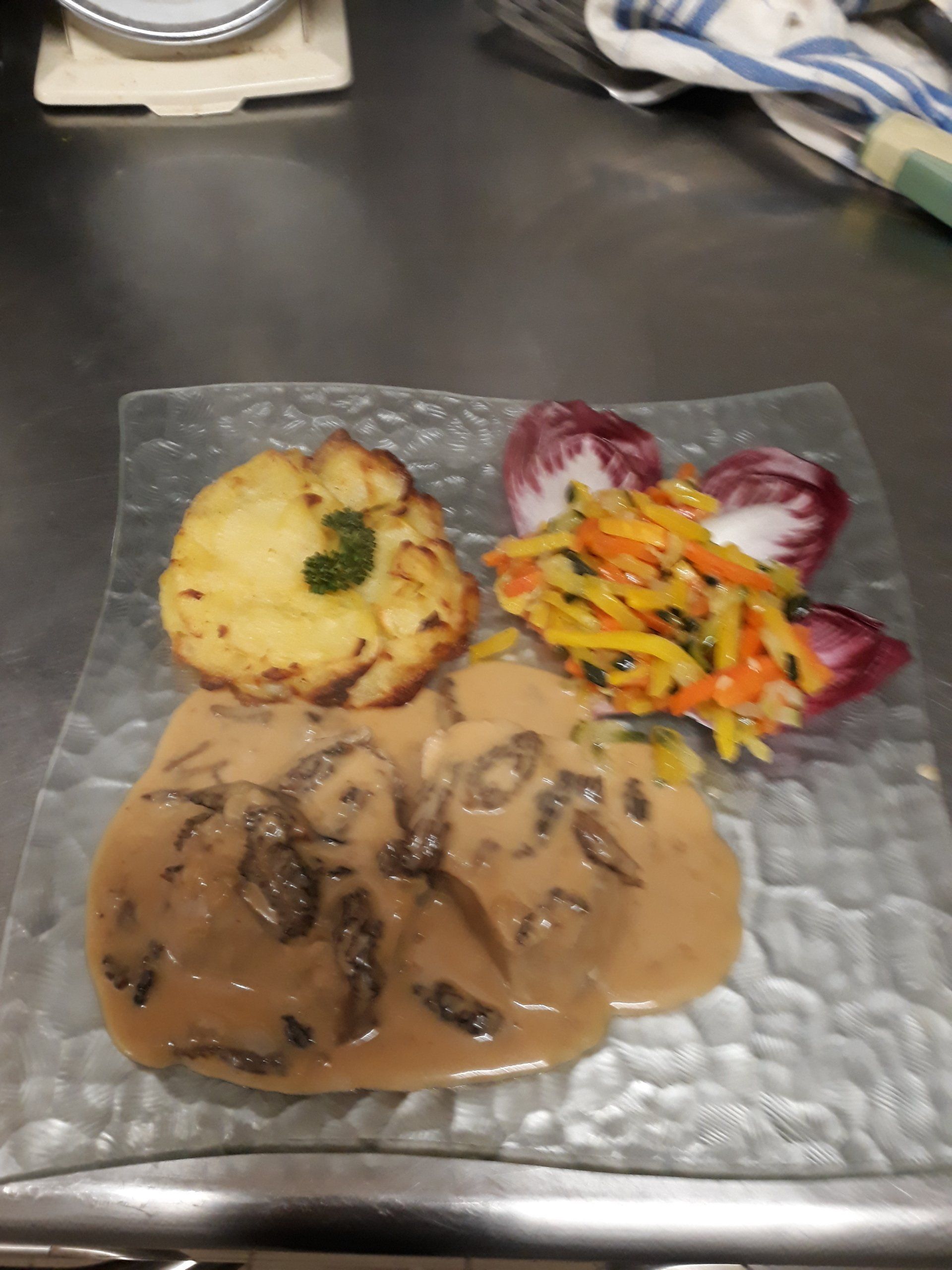 Une assiette avec une galette de pommes de terre