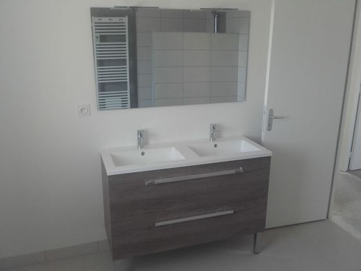 Meuble lavabo moderne avec double vasques, miroir et mur blanc. Saint Manvieu Norrey Meuble lavabo moderne avec double vasques, miroir et mur blanc.