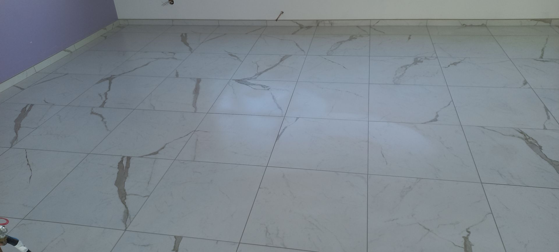 Sol carrelé blanc marbré