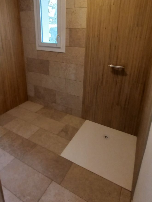 Petite salle de bains avec murs effet lambris, sol carrelé en pierre, fenêtre et panneau d'accès au sol blanc. Villers Bocage Petite salle de bains avec murs effet lambris, sol carrelé en pierre, fenêtre et panneau d'accès au sol blanc.