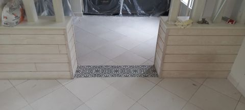 Pièce intérieure avec pose carrelage en diagonale en 45x45 blanc et seuil en frise carreaux ciment. Bretteville Sur Odon Pièce intérieure avec pose carrelage en diagonale en 45x45 blanc et seuil en frise carreaux ciment. Bretteville Sur Odon