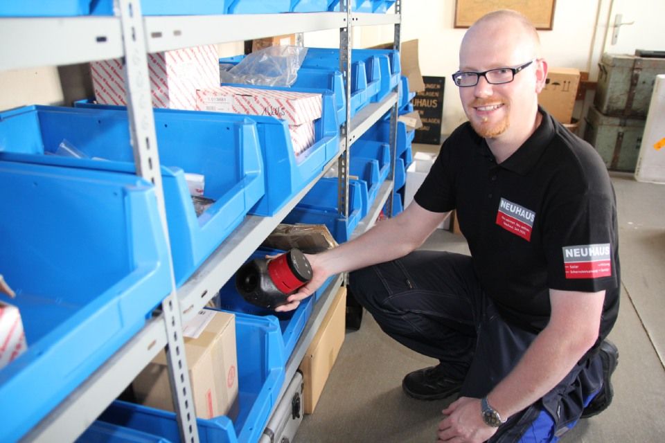 Mitarbeiter zeigt die Produkte