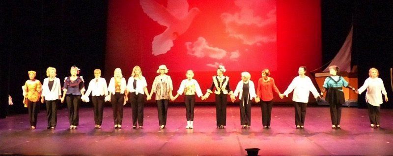 Danseurs et danseuses saluant le public