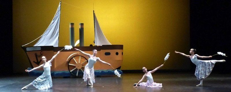 Danseuses et décor bateau