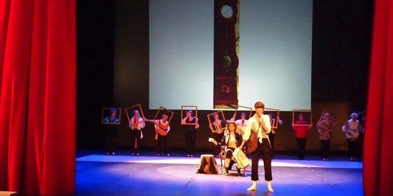 Groupe de danseurs et danseuses avec des cadres de tableau vides