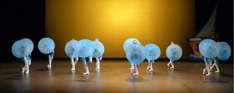 Danseuses avec ombrelles bleues