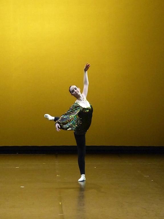 Danseuse solo sur fond jaune