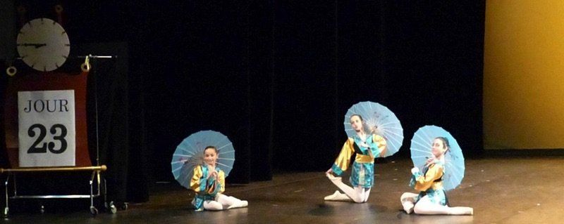 Trois danseuses avec ombrelles bleues