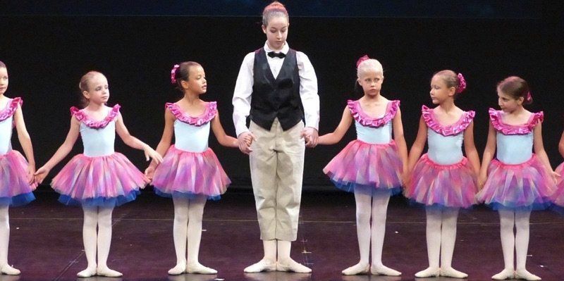 Danseuses se tenant la main