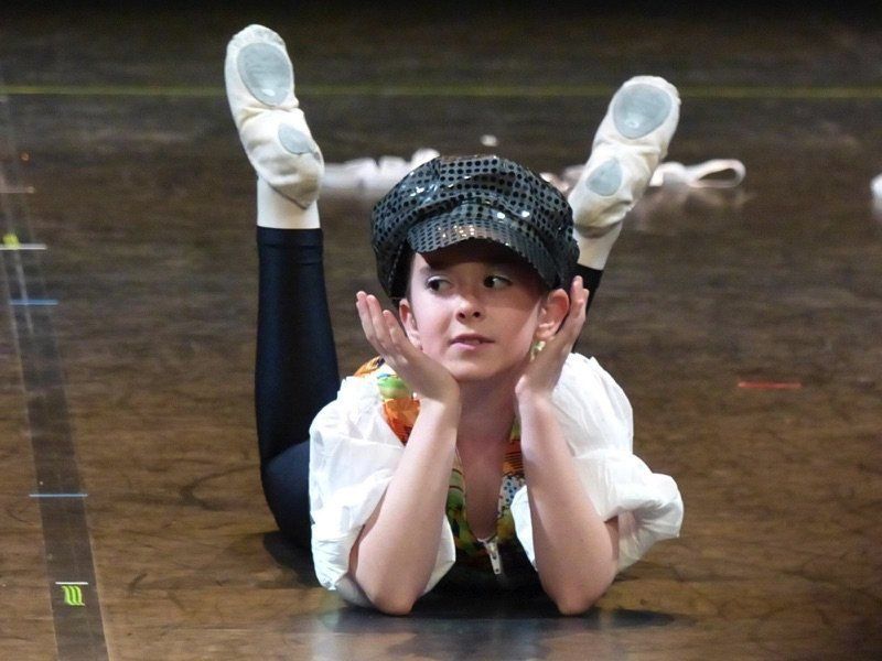 Danseuse enfant au sol