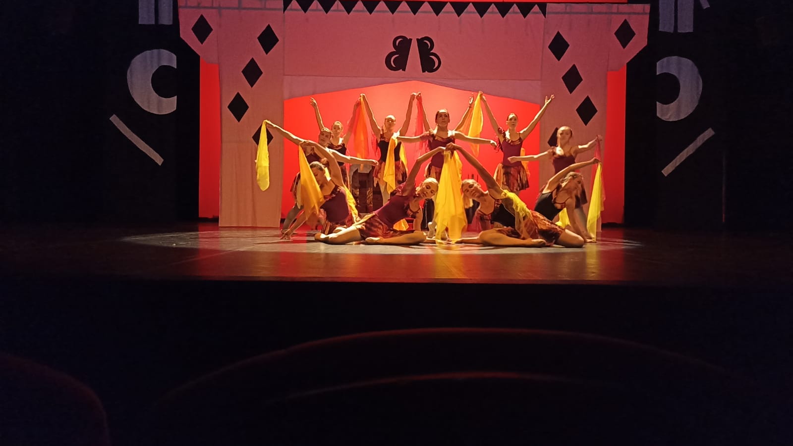 Groupe danseuse en rouge