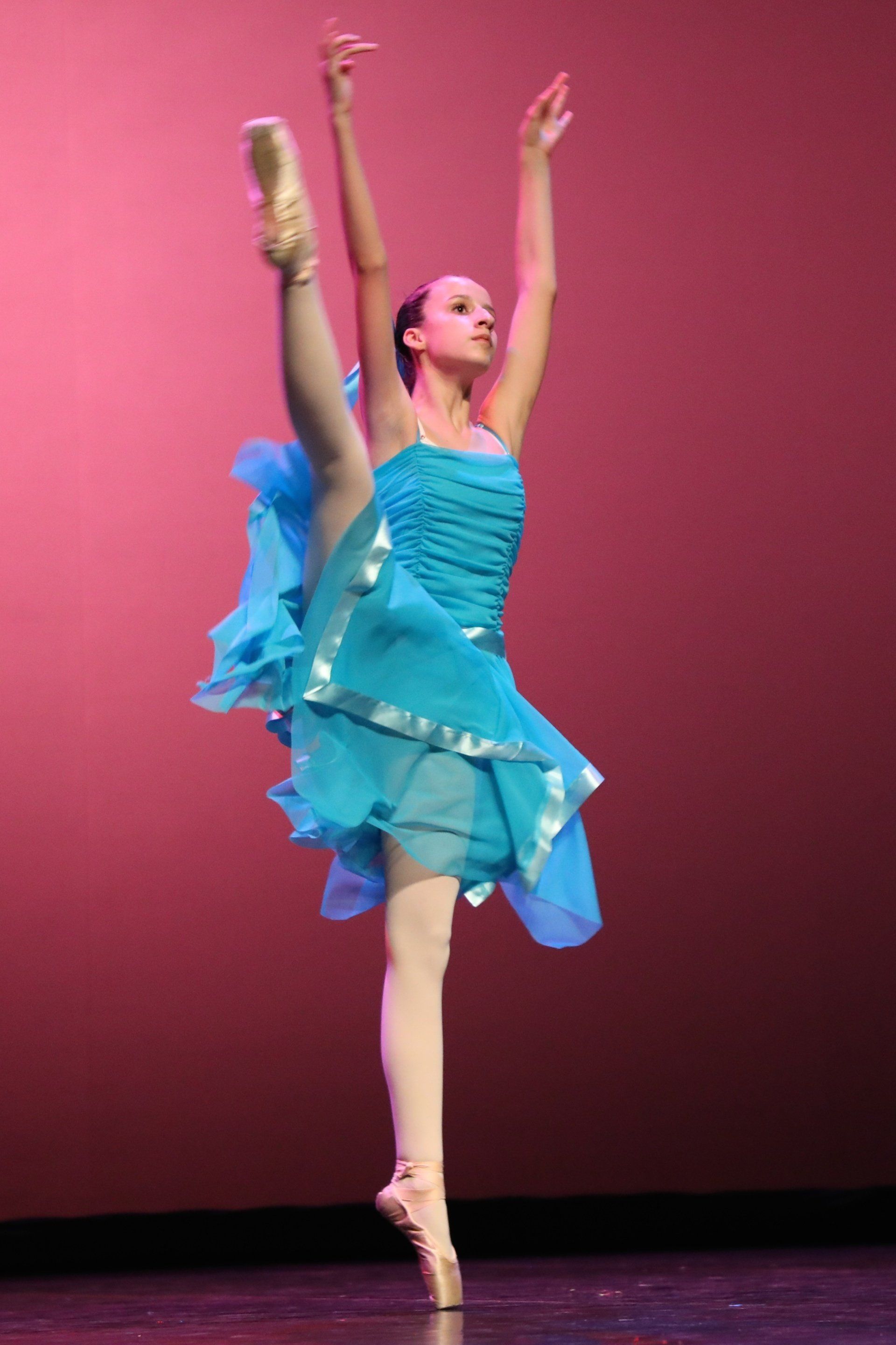 Danseuse en costume bleu
