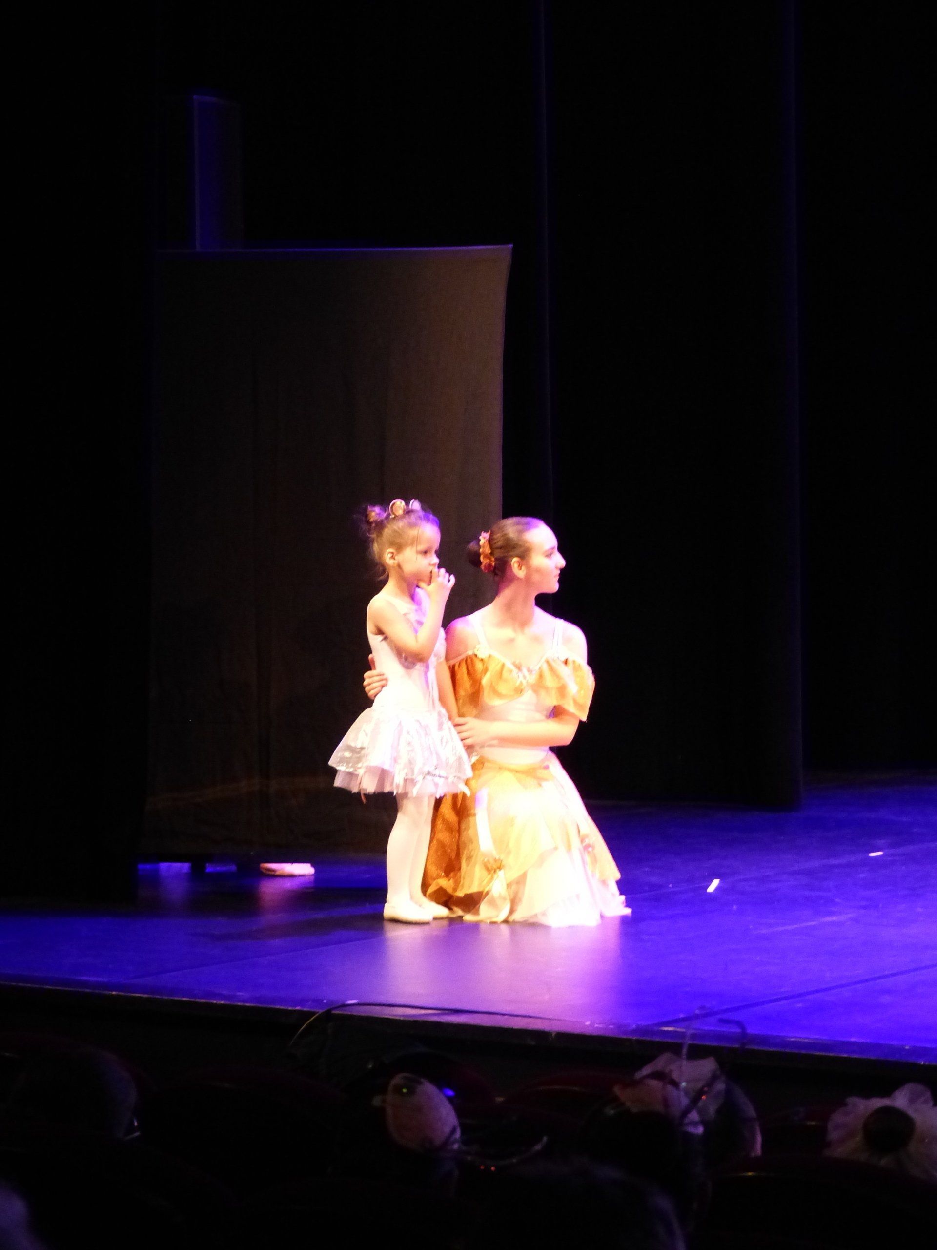 Une danseuse adulte et une enfant