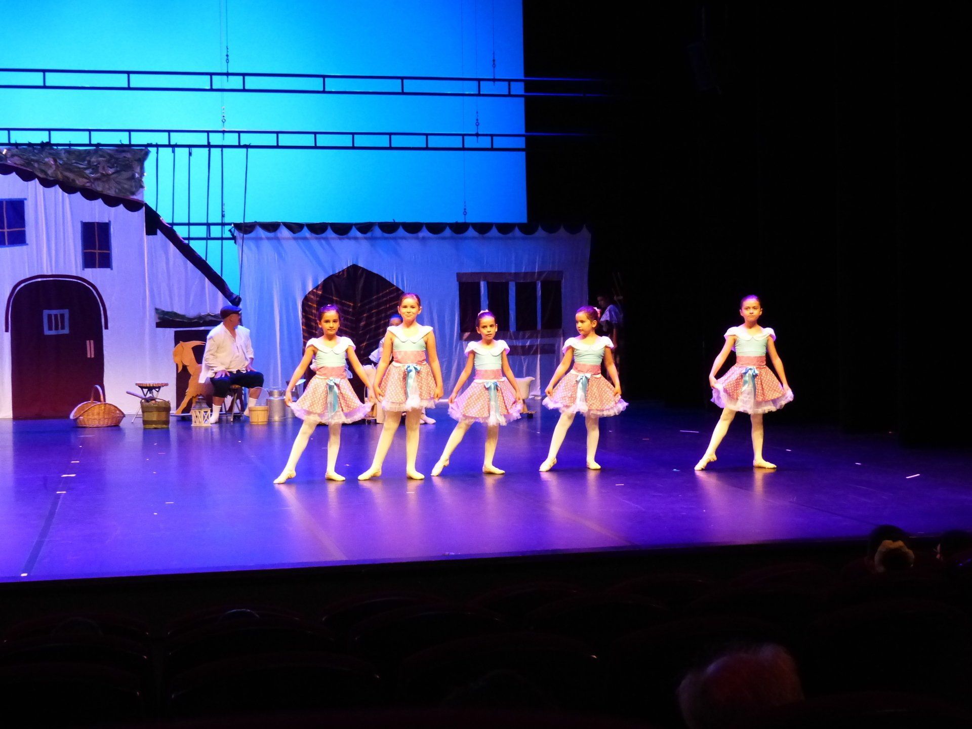 Jeunes danseuses au premier plan