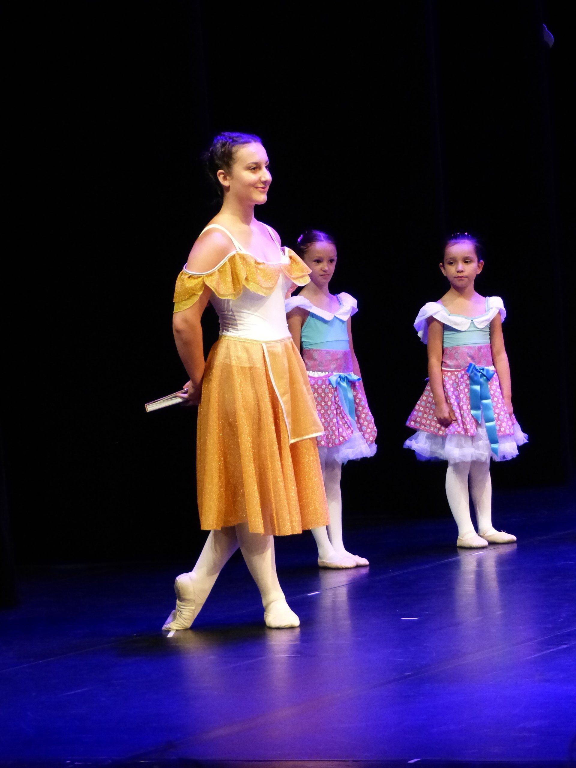 Danseuse en jaune au premier plan