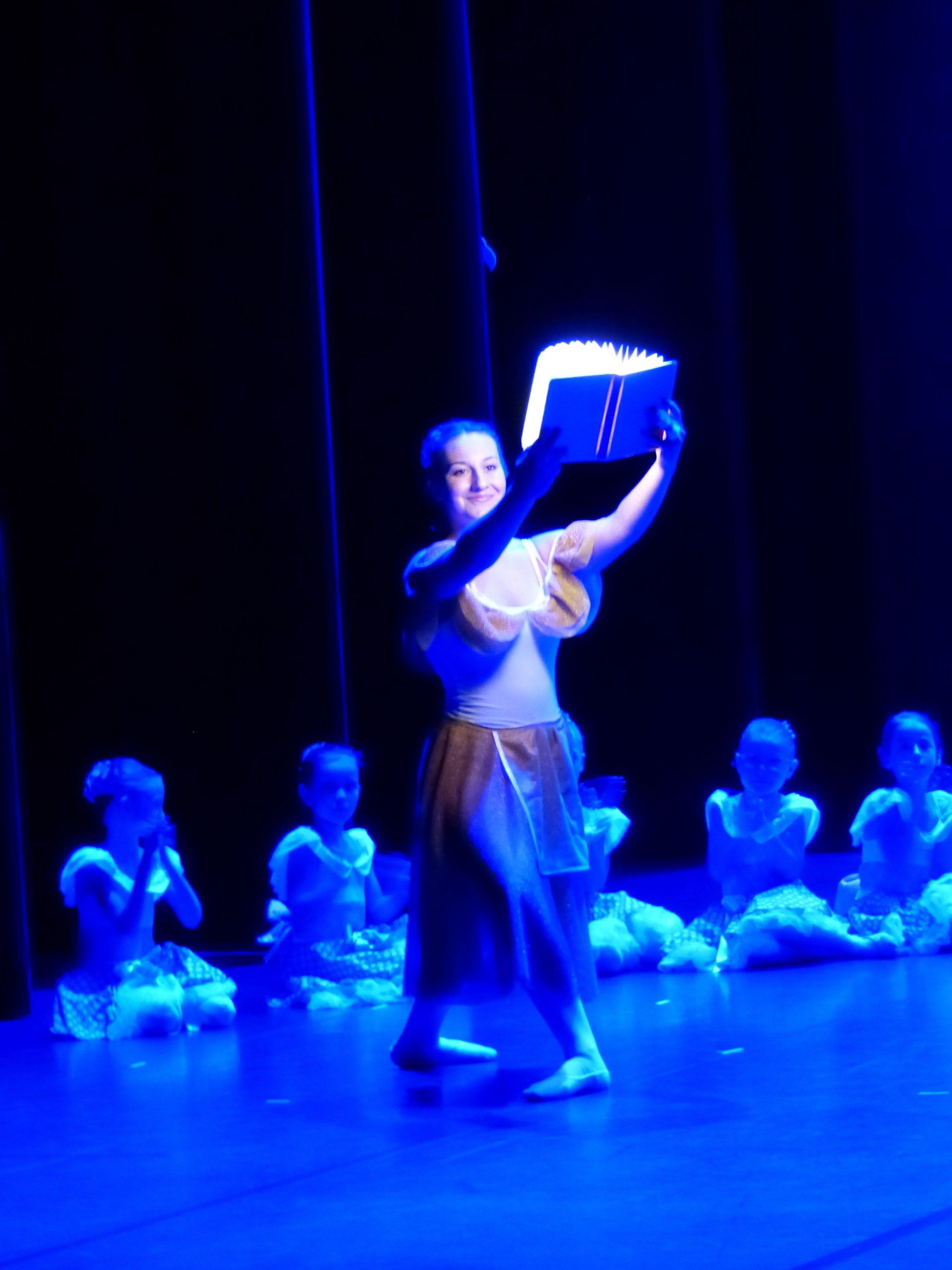 Danseuse brandissant un livre