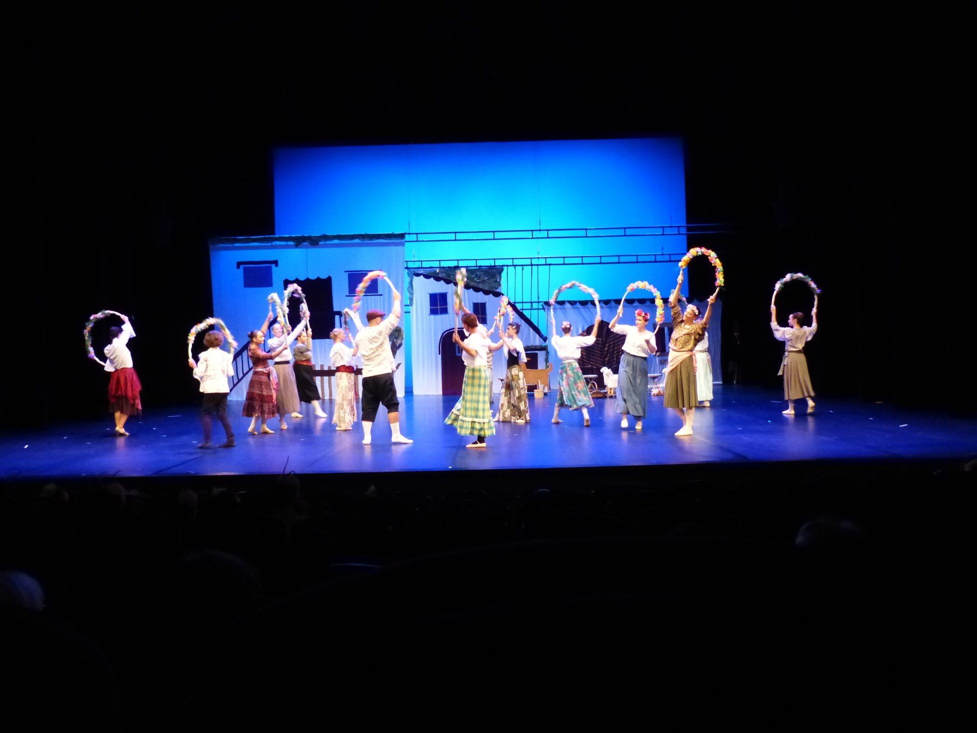 Groupe de danseurs et danseuses