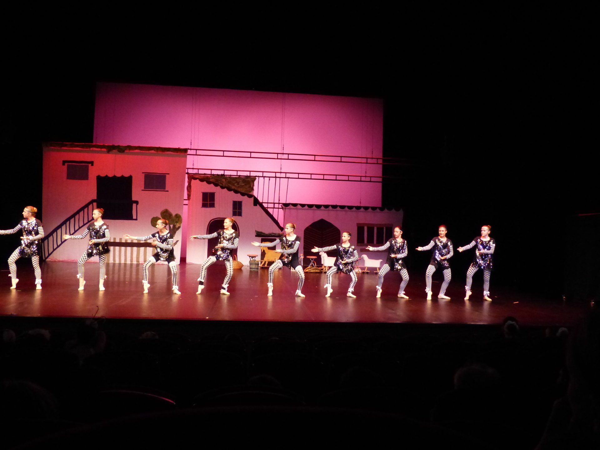 Danseuses sur fond rose