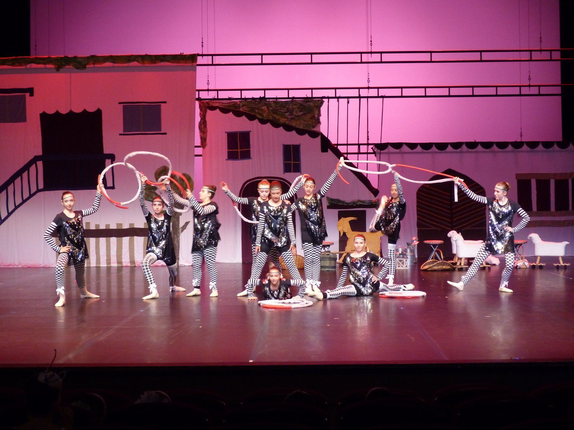 Groupe de danseuses sur fond rose
