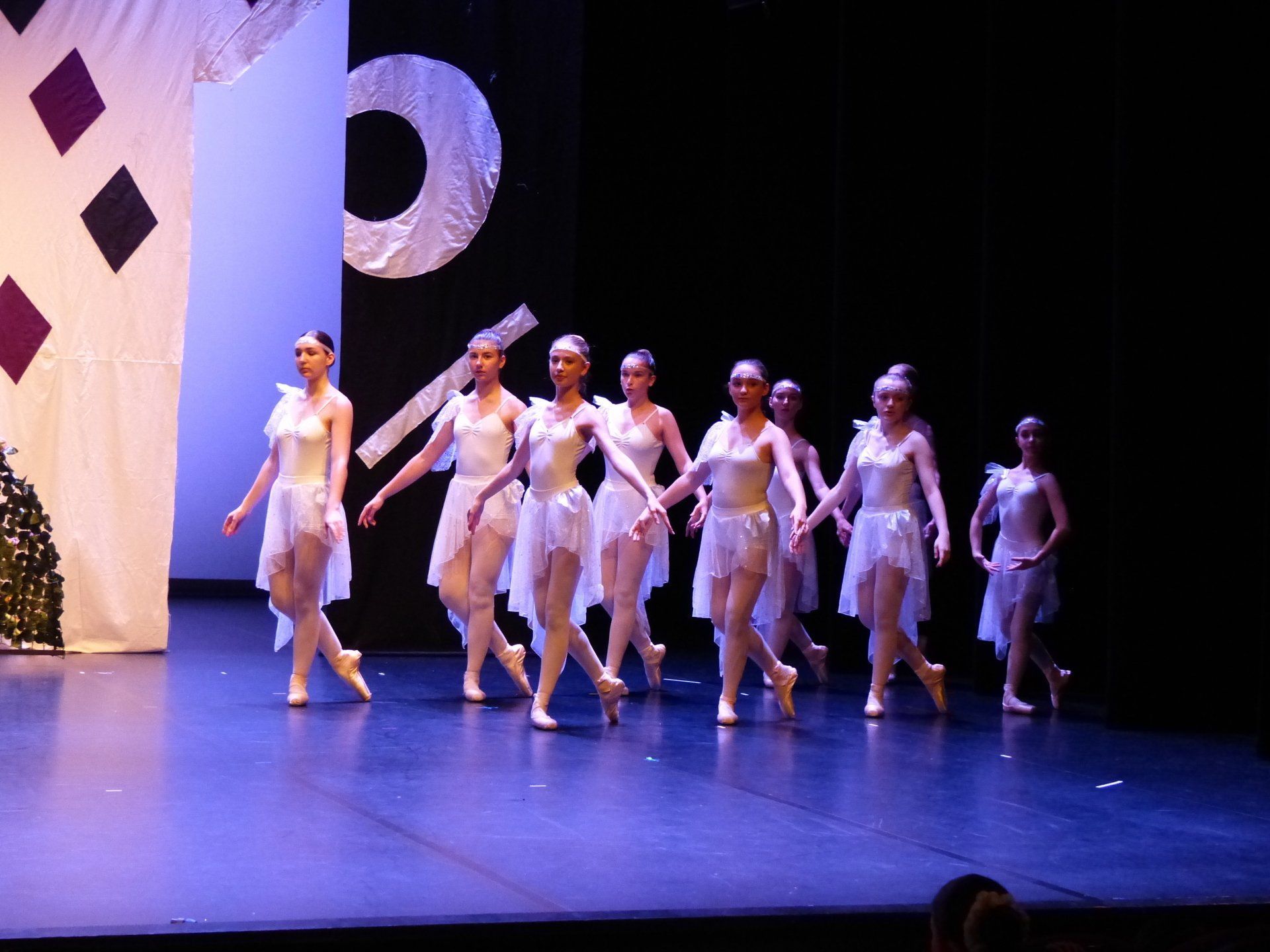 Nombreuses danseuses en blanc