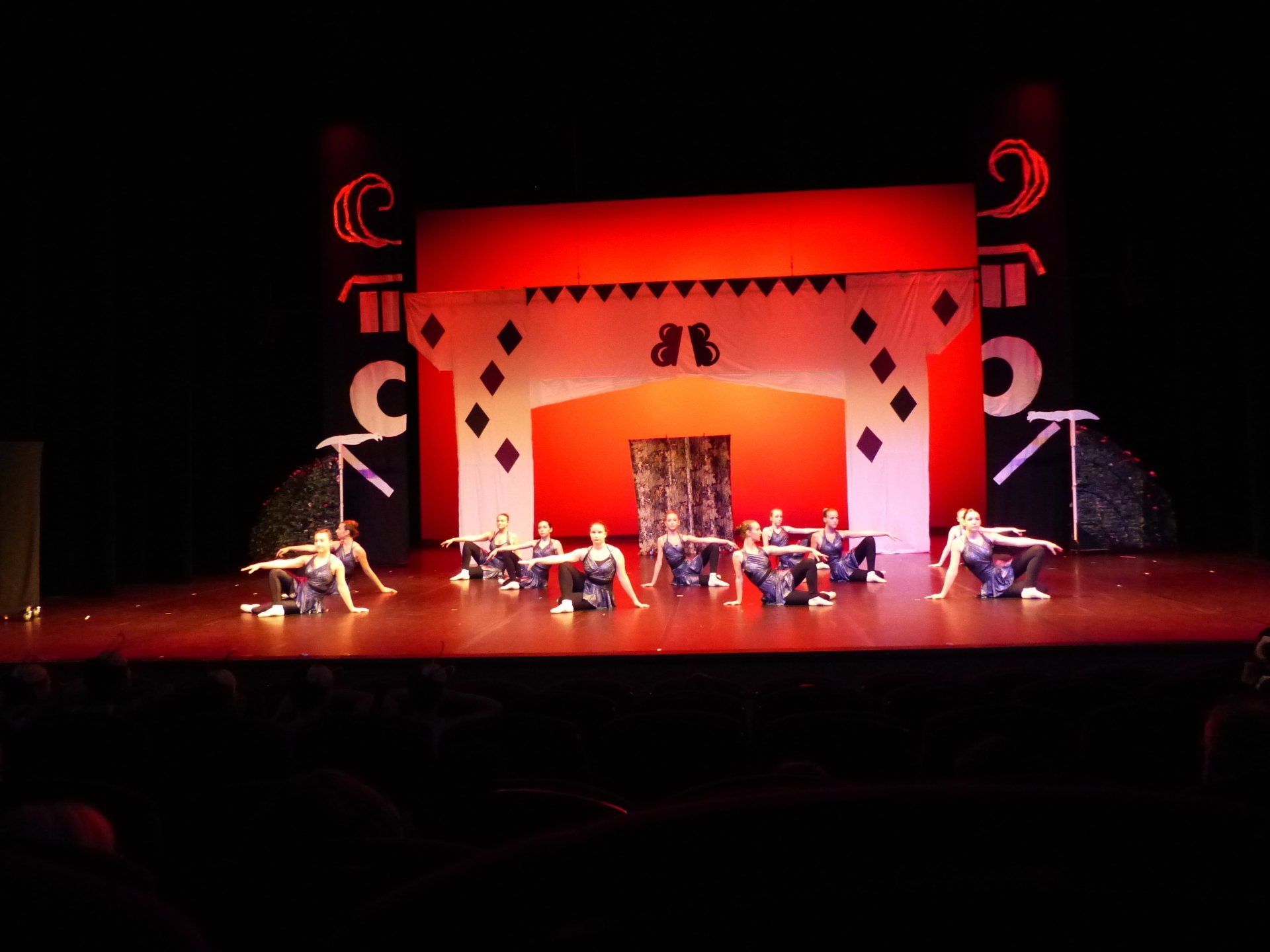 Plan large danseuses et décors