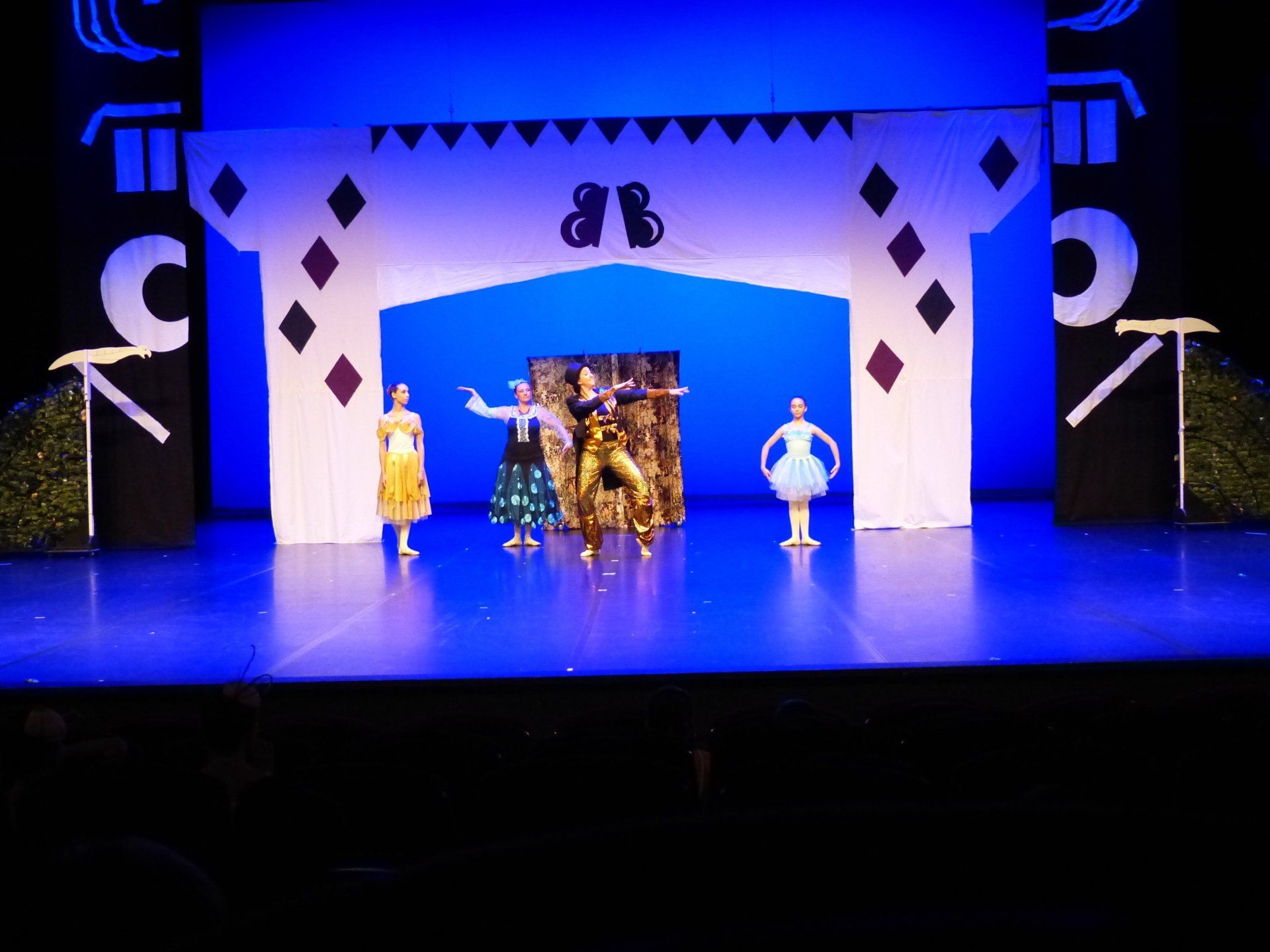 Danseuses en lumière bleue