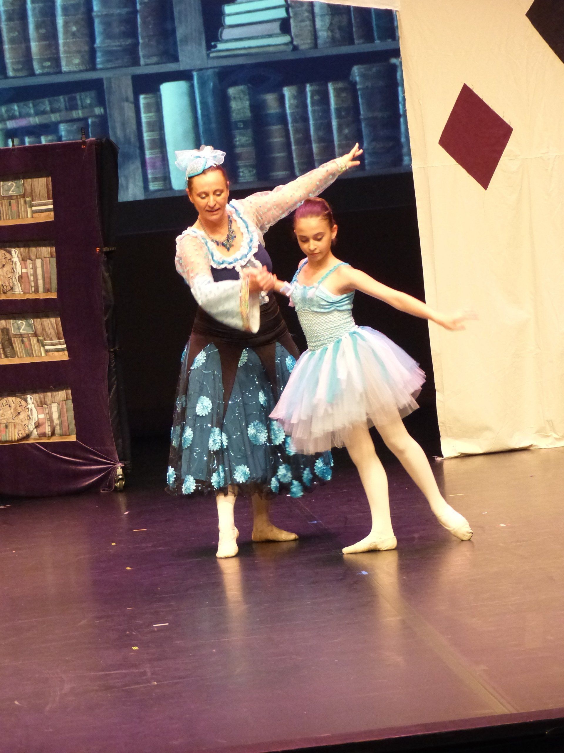 Danseuse enfant et danseuse adulte