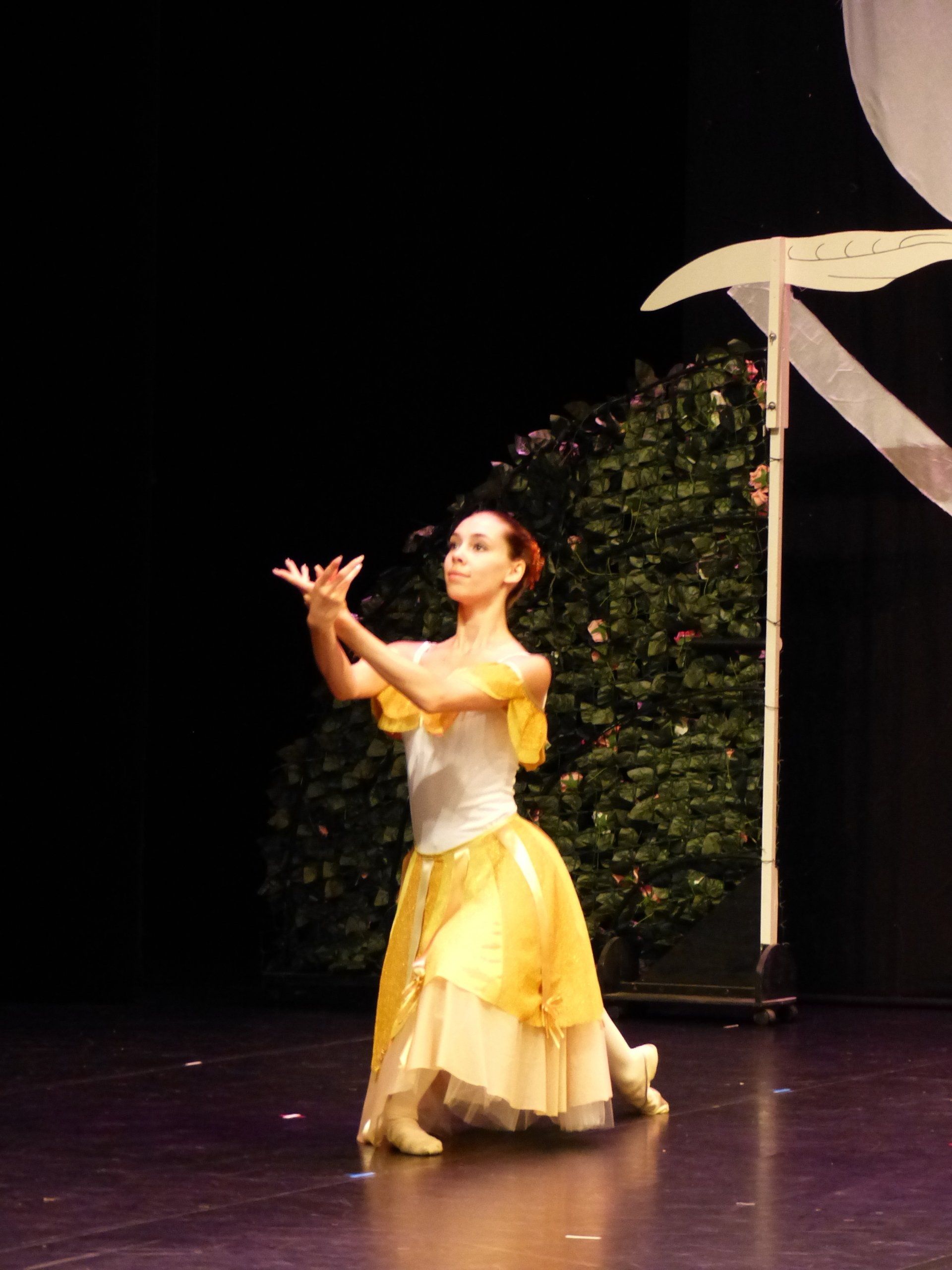Danseuse en jaune à genou