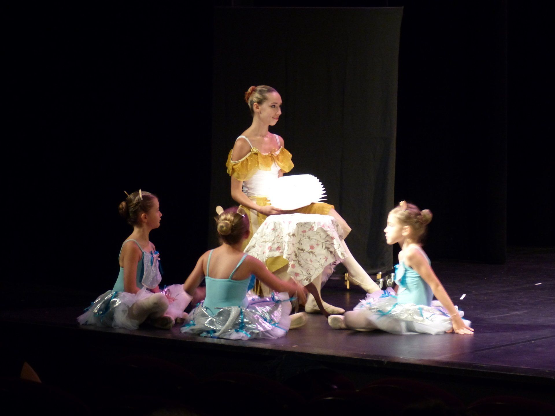 Danseuse avec 3 enfants