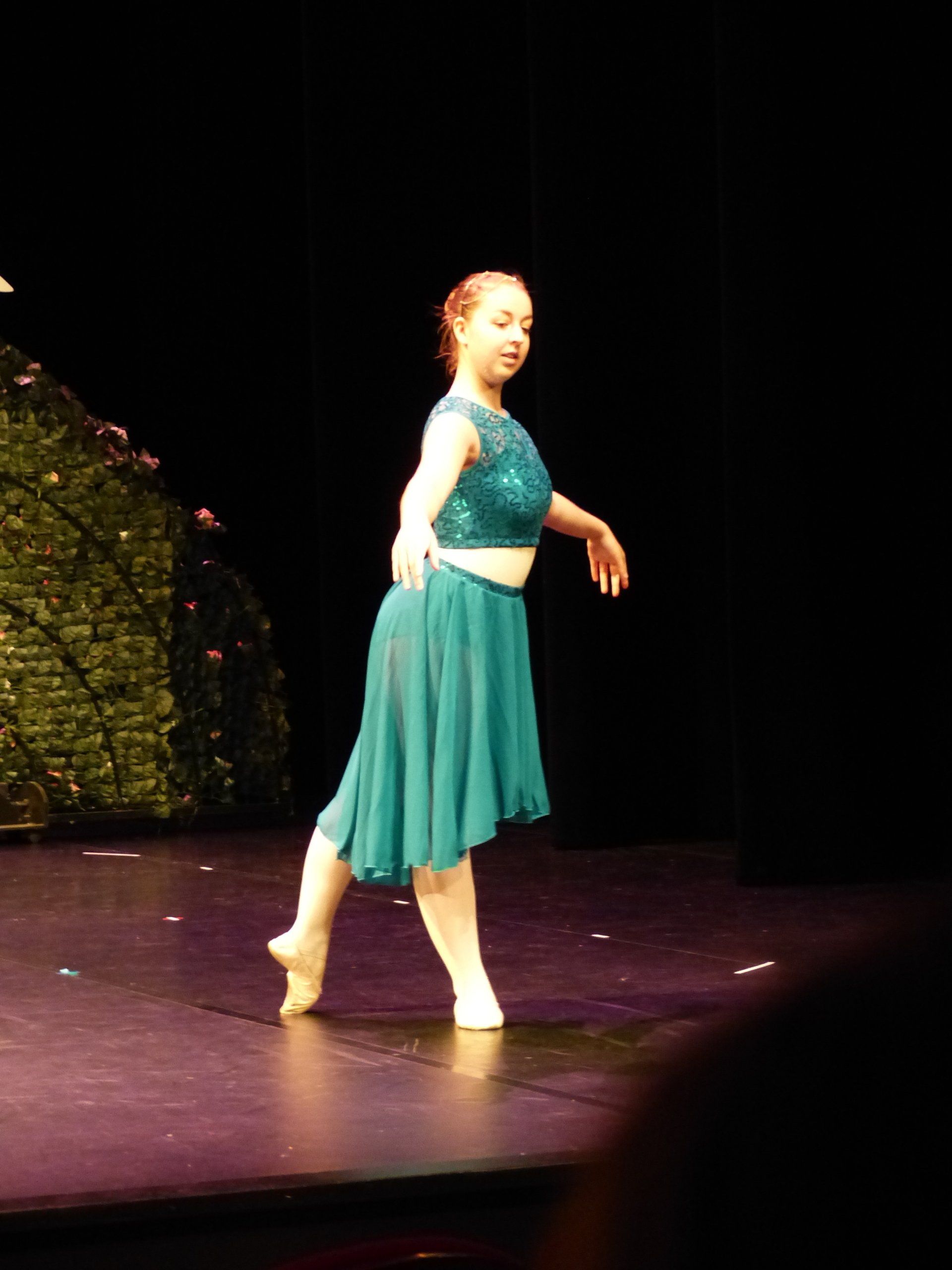 Danseuse en costume vert