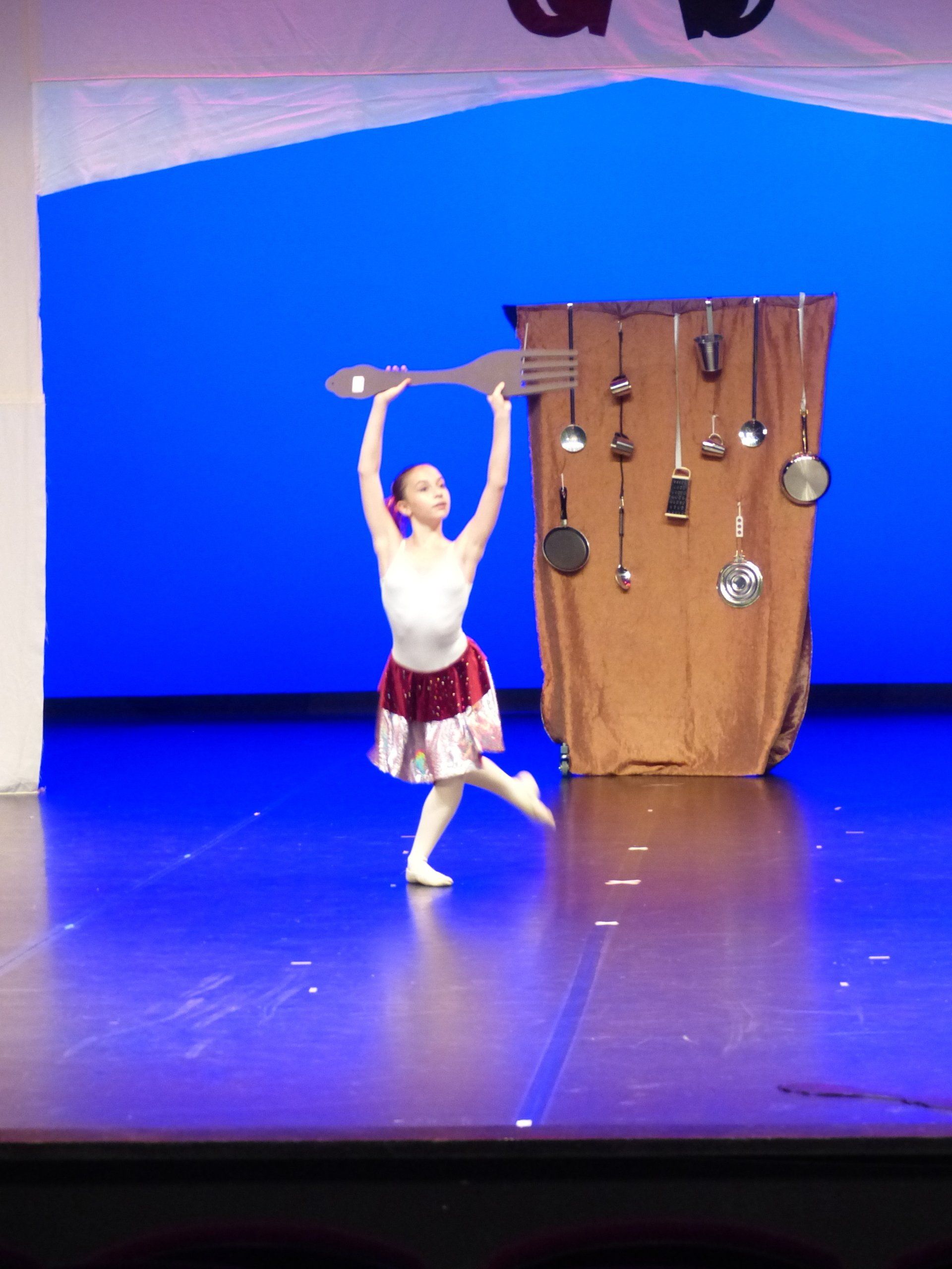 Danseuses portant une grande fourchette