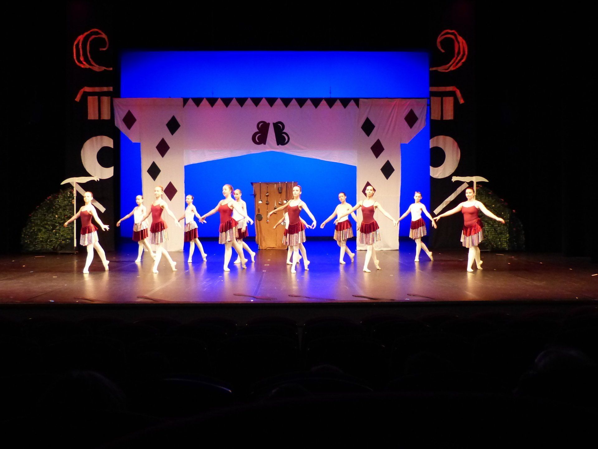 Groupe de danseuses en costume blanc et rouge