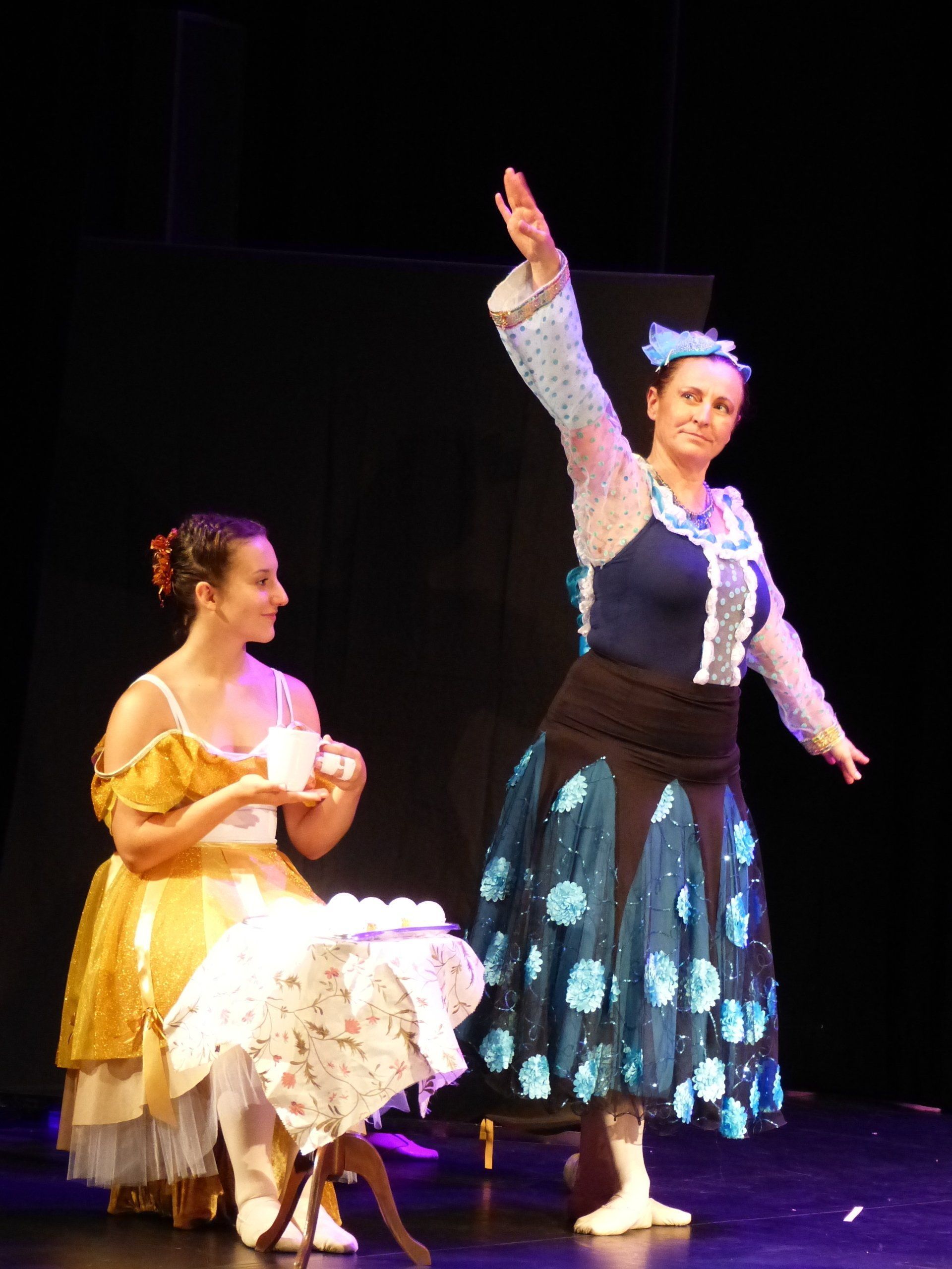 Deux danseuses en costume