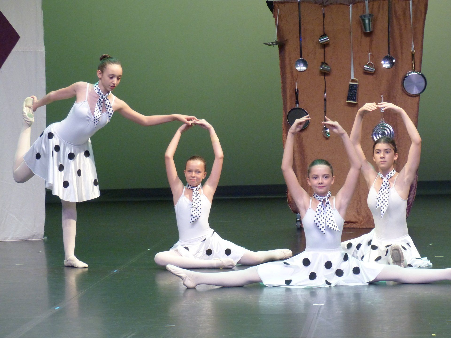 4 jeunes danseuses en blanc