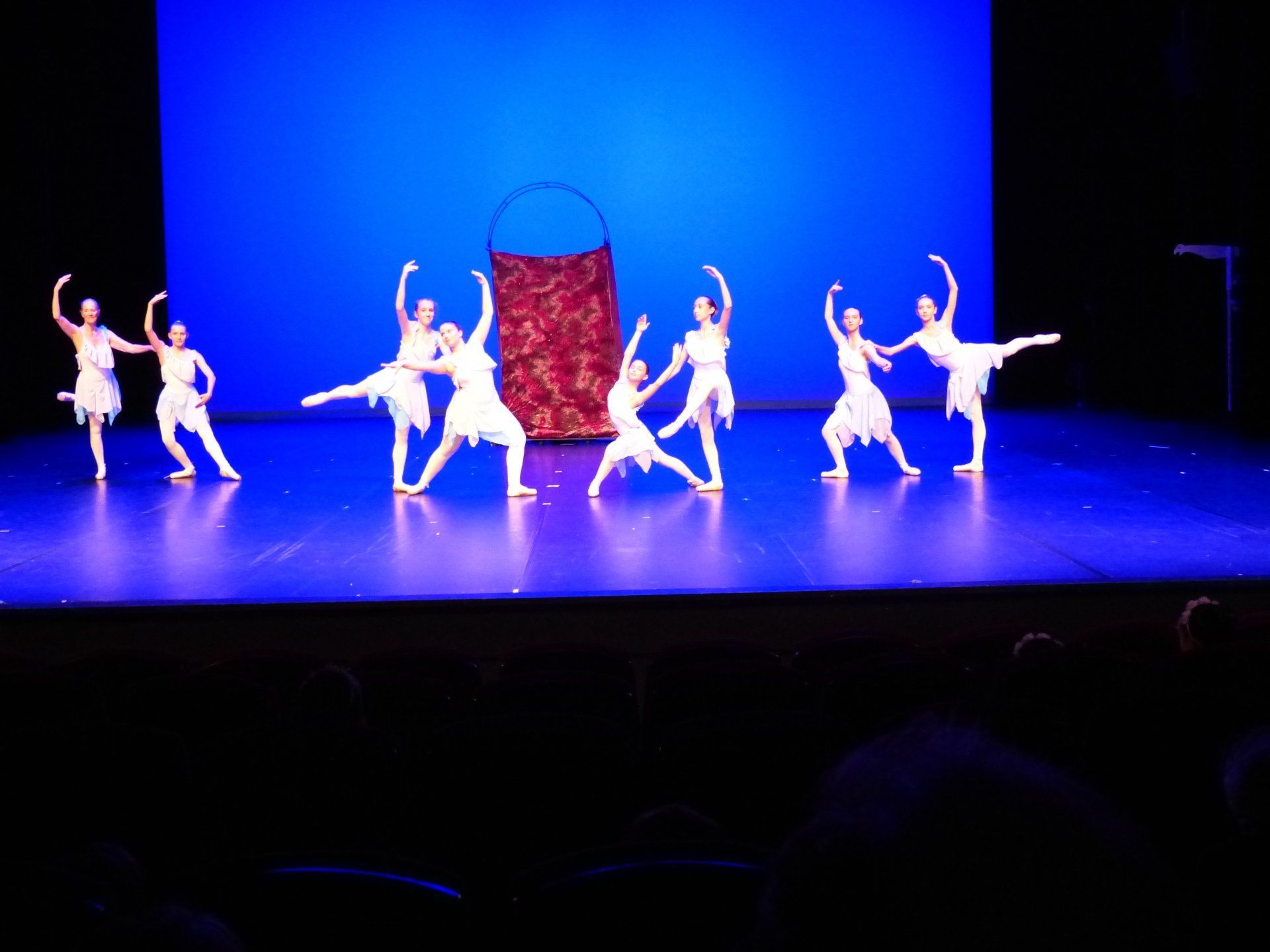 Danseuses en blanc sur scène
