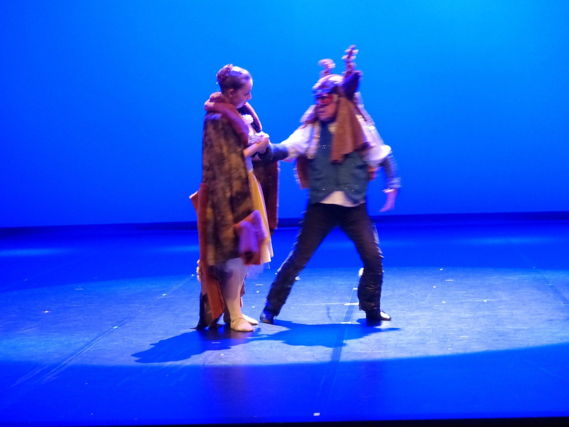 Une danseuse et un danseur sur scène