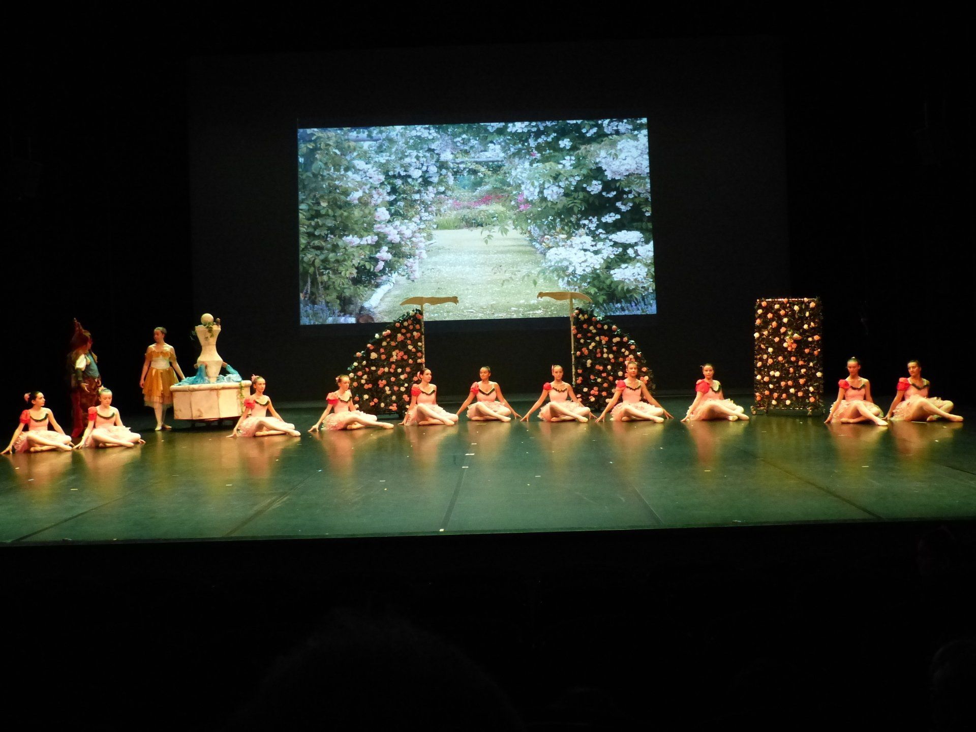 Danseuse et décor de jardin
