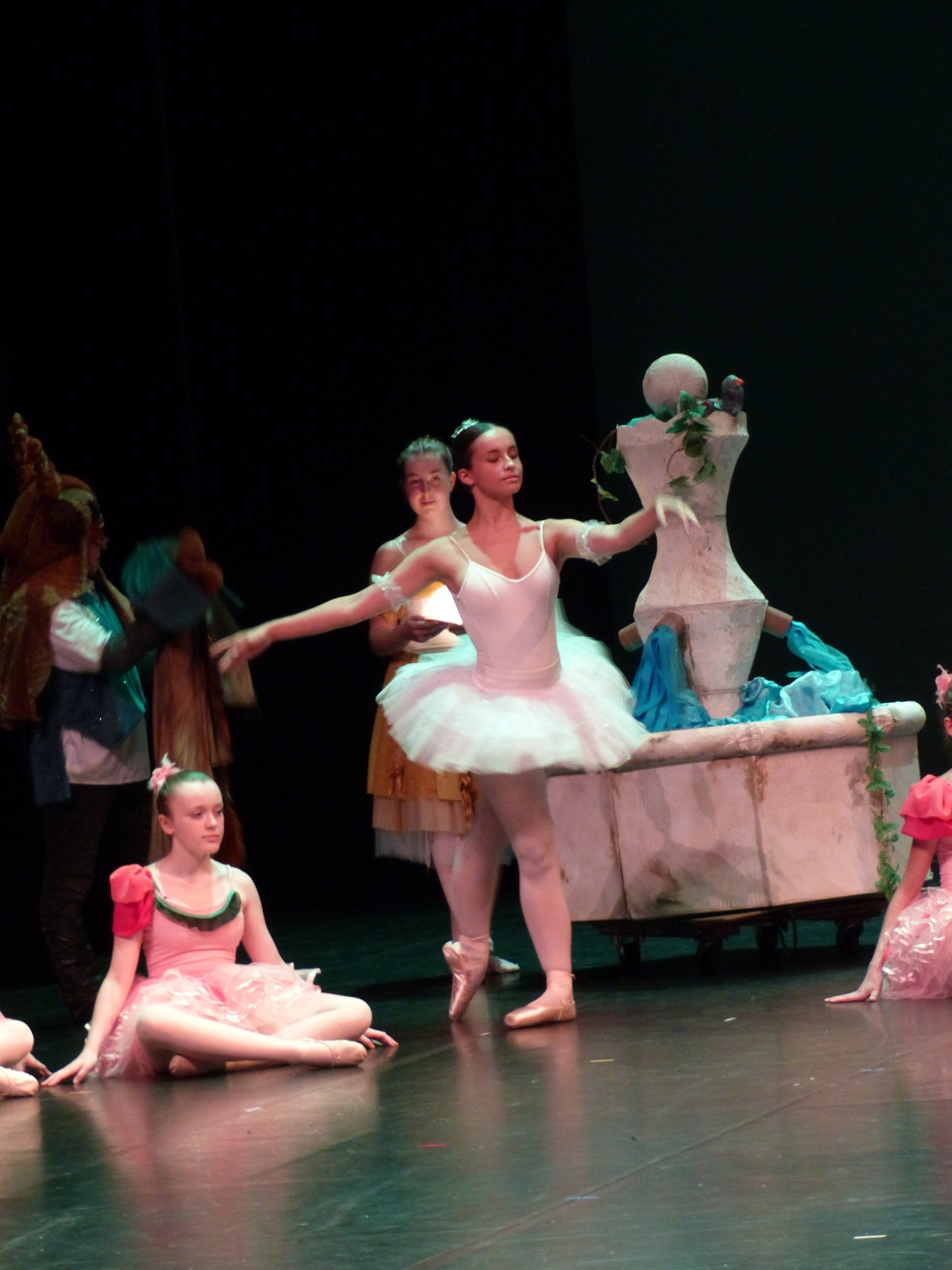 Danseuse et décor de jardin sur scène