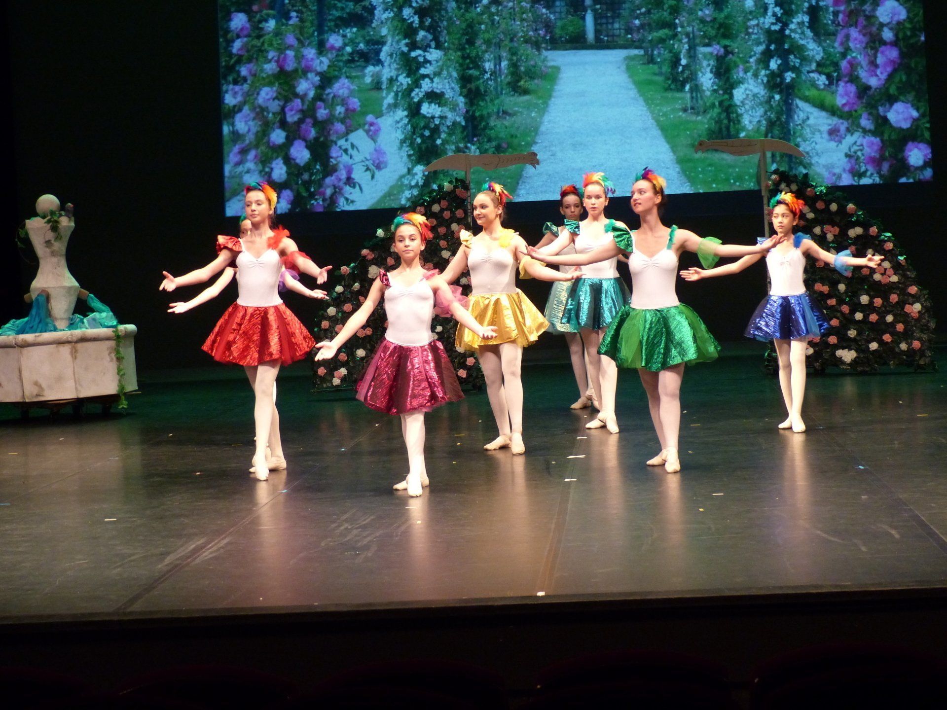 Danseuses en tenue colorée