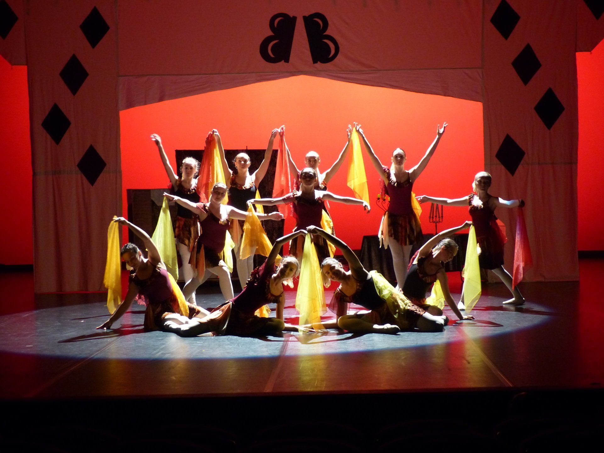 Danseuses en costume rouge et or