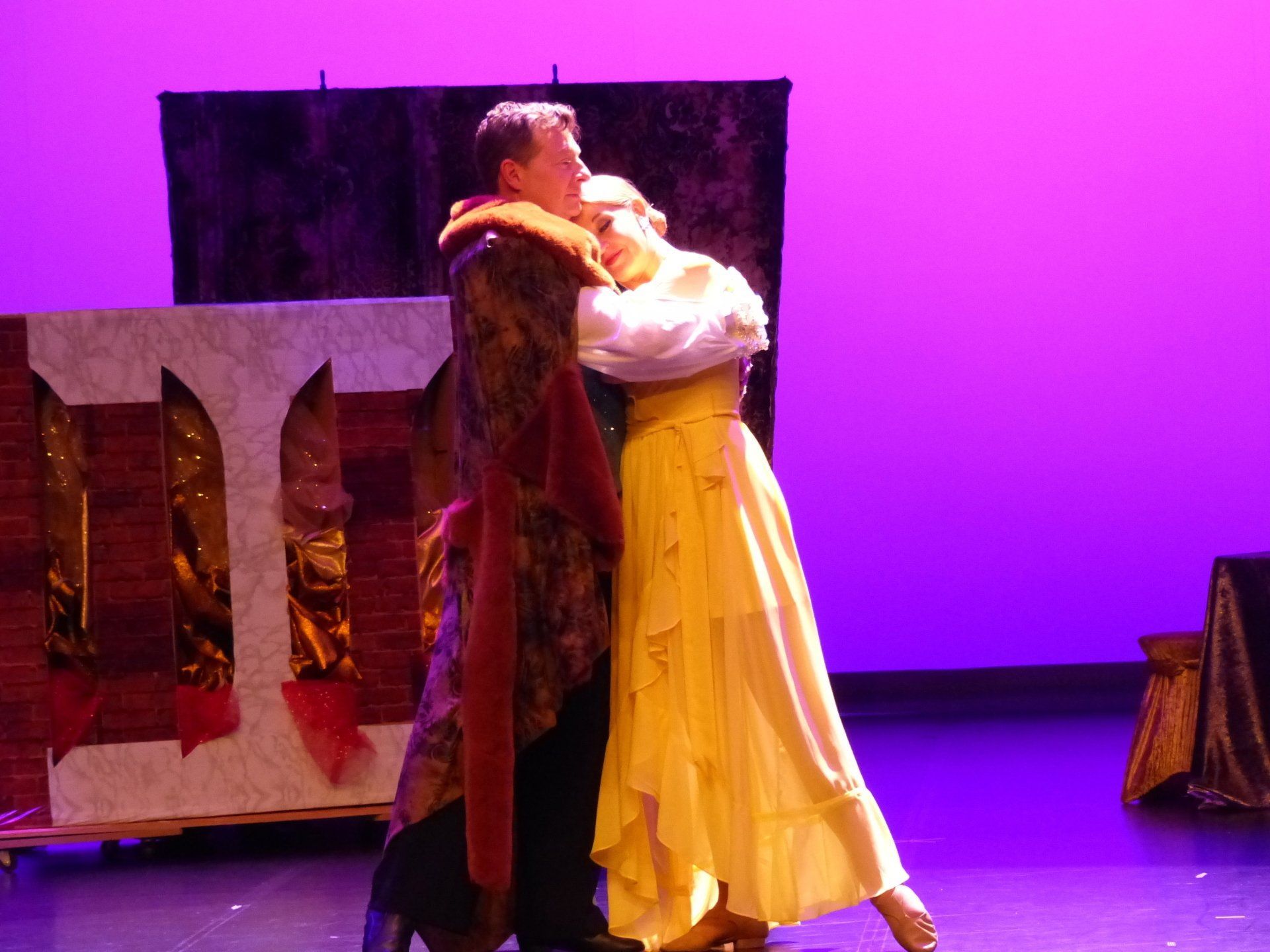 Danseuse en jaune et danseur en rouge