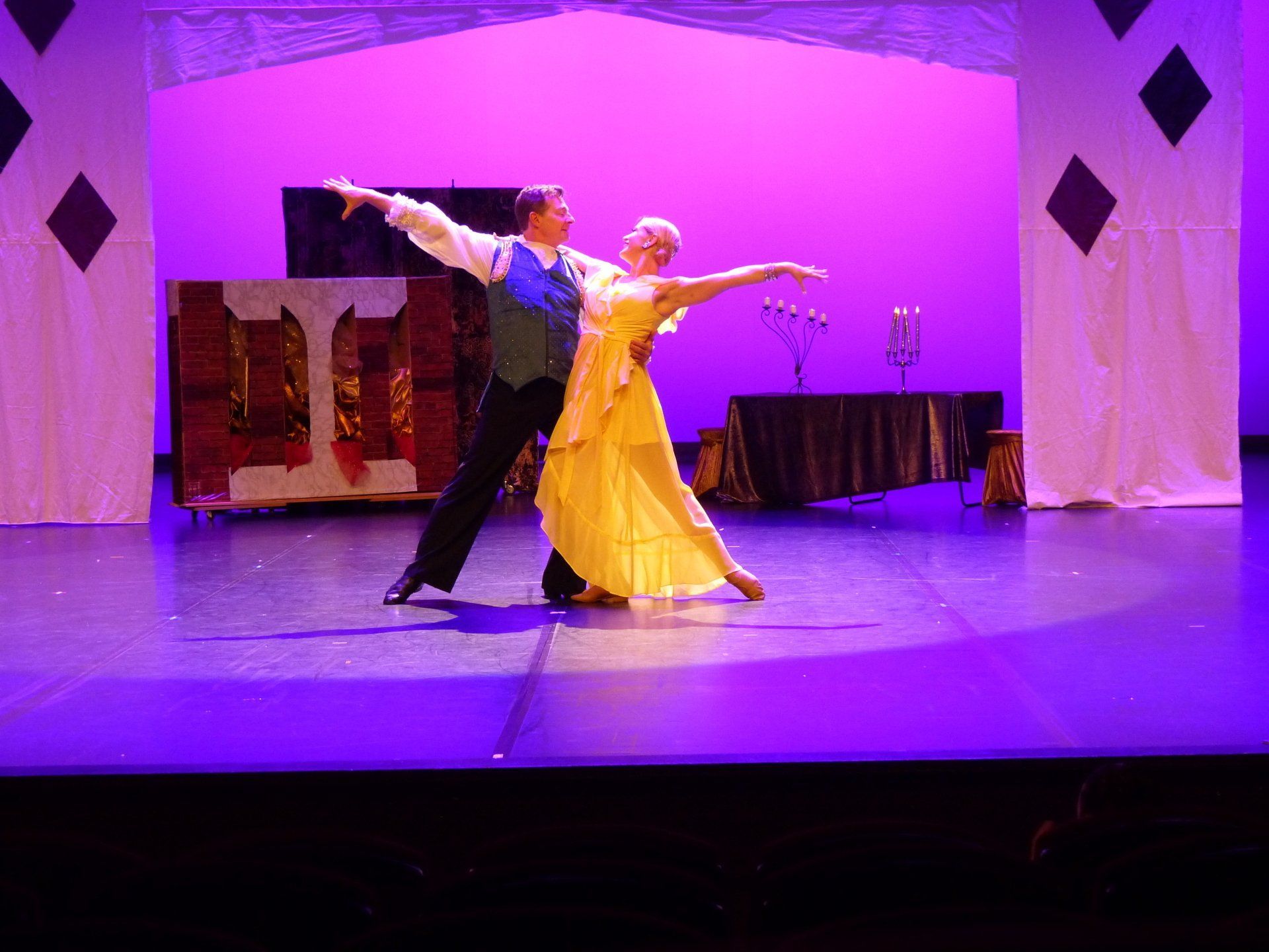 Danseuse et danseur : lumière violette