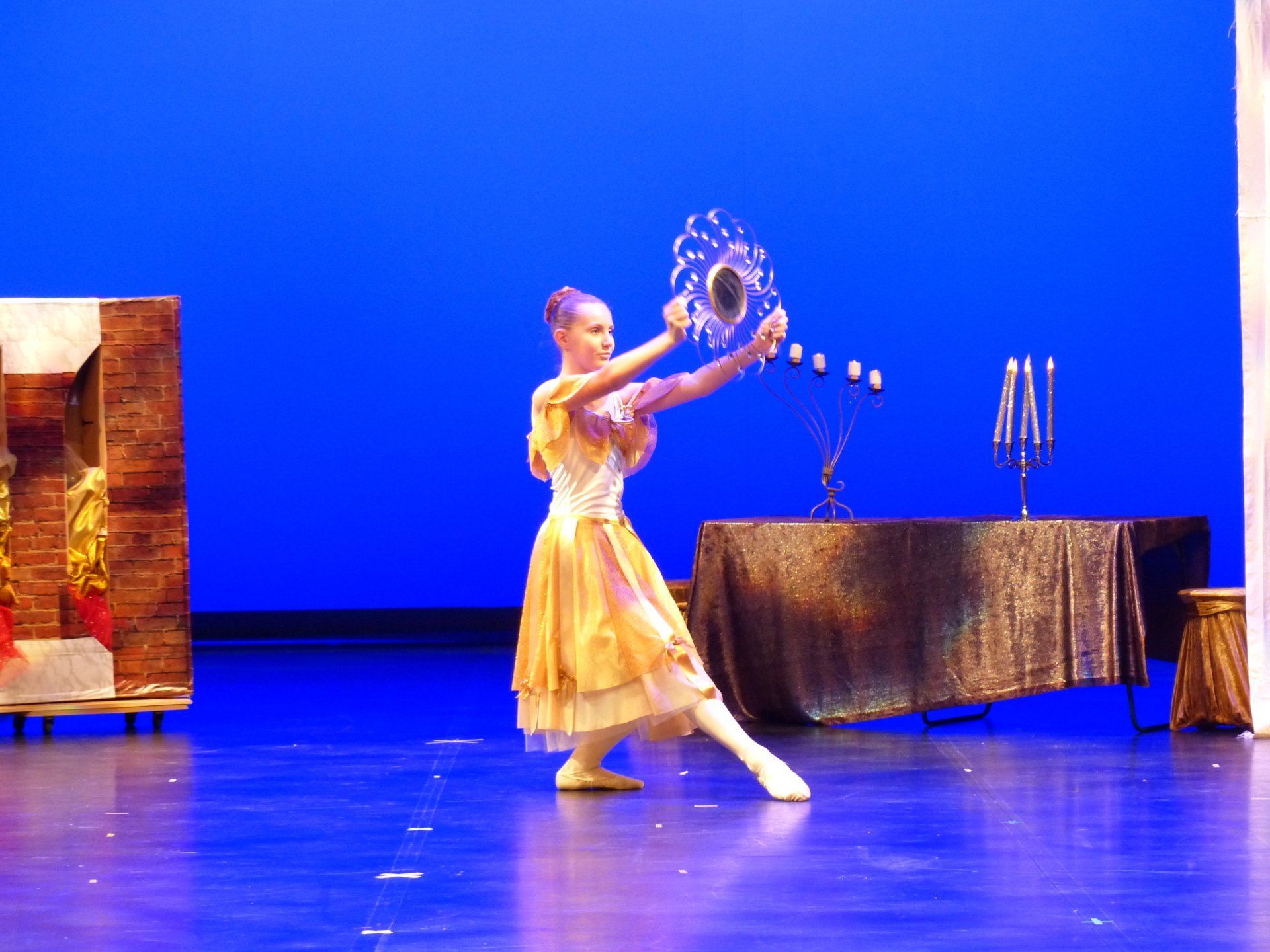Danseuse seule en jaune