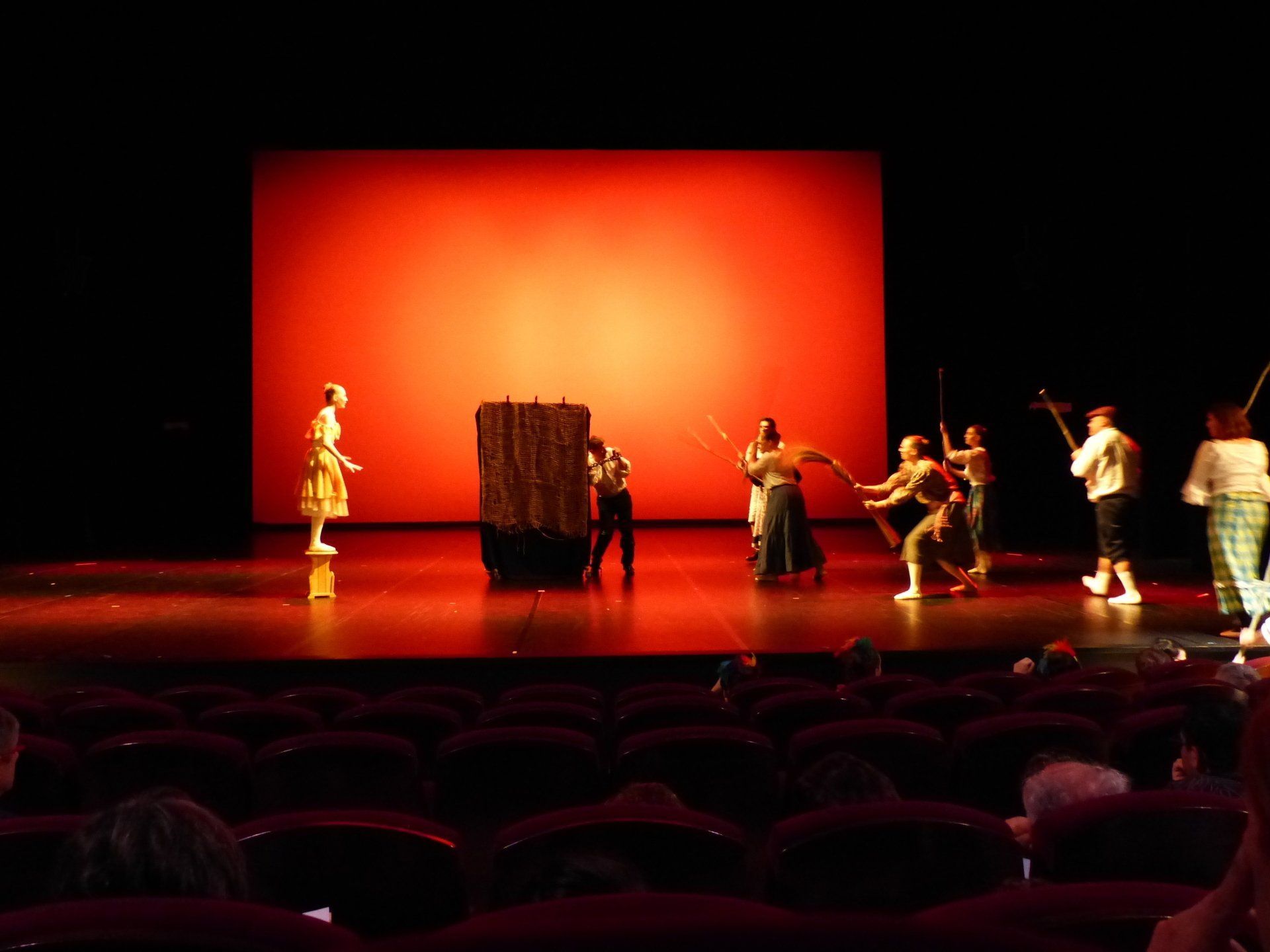 Groupe de danseurs et danseuses en lumière rouge